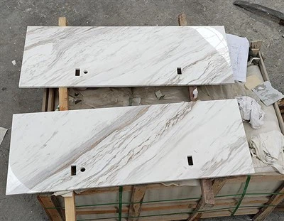 Blat komputerowy Volakas z białego marmuru